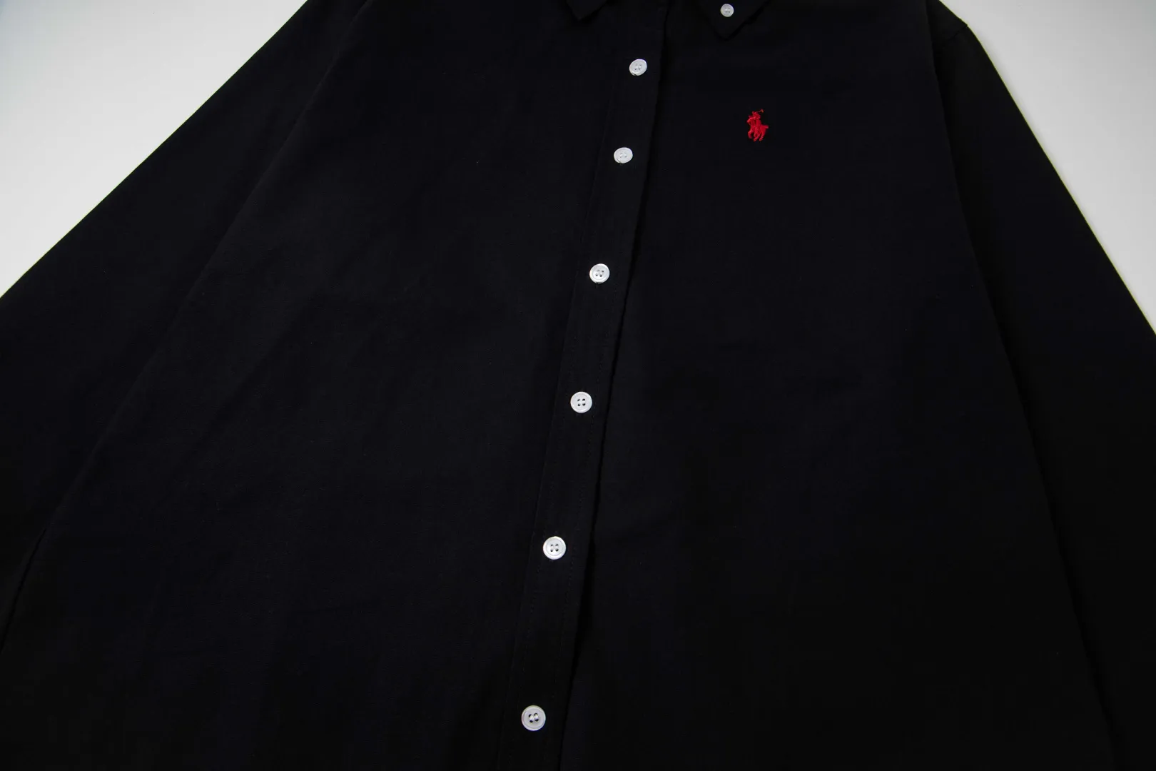 🅿️250 New: Style number: B141 Ralph Lauren/Ralph Lauren classic small label couple's long-sleeved shirt 1️⃣ Made of high-quality fabrics, the upper body is soft and comfortable, extremely delicate, and feels solid, smooth and soft. The fabric has the characteristics of being wrinkle-free and has an invincible feel. The details are perfectly handled! 2️⃣The workmanship details are perfectly controlled. They are all hemmed with vest technology, and the inside of the sleeves are also used. Different from the four-needle and five-thread workmanship, the collars are also all designed with interlining, showing high-end fashion and individuality, and the style is fashionable, simple and elegant! 3️⃣It is very youthful and energetic, and can be easily worn by both men and women. It is very in line with the fashion aesthetic concepts of today's young people! Color: Black, White, Navy Size: S, M, L, XL